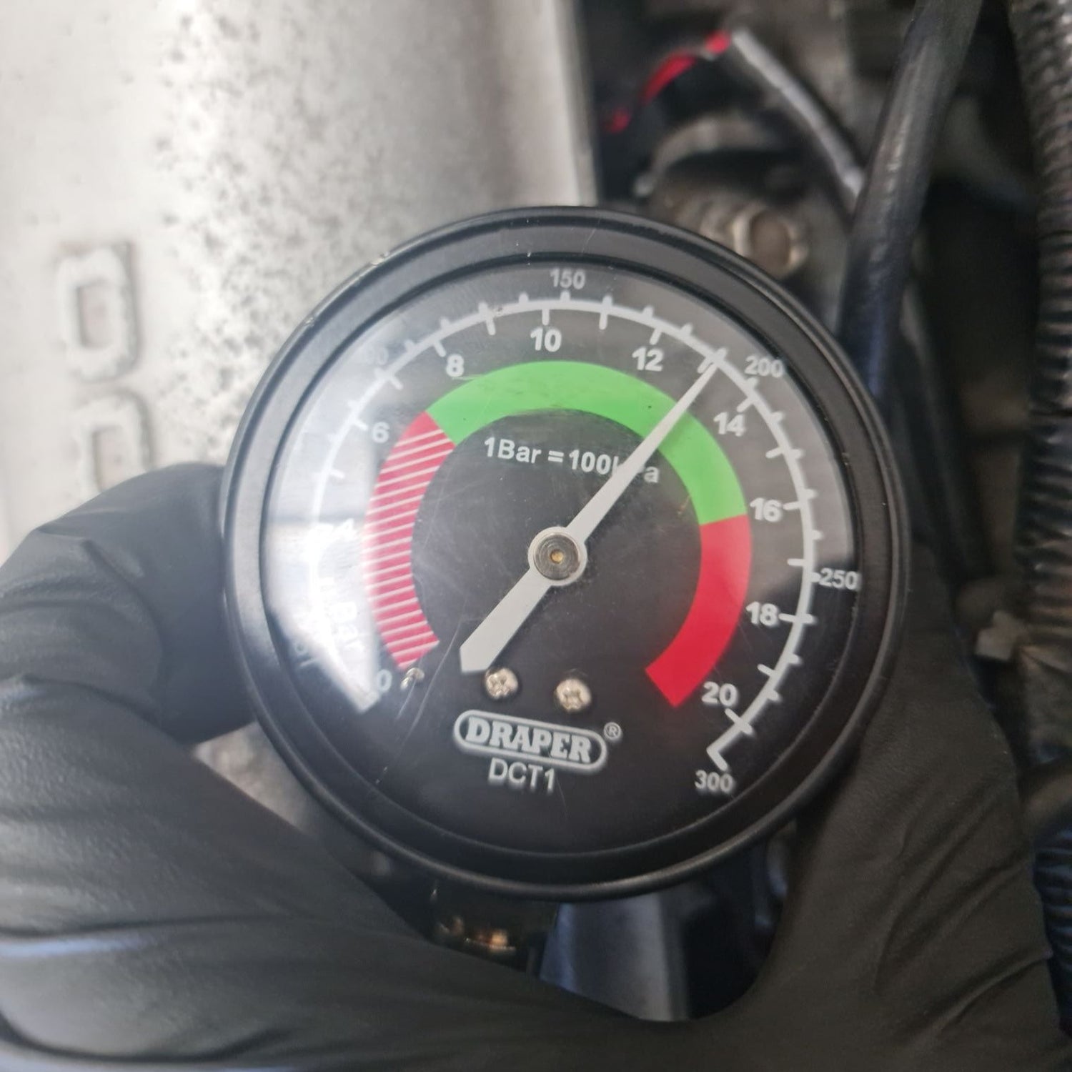 Draper gauge showing the reading of the engine compression check. 